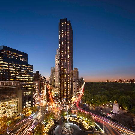 Trump International New York Bagian luar foto The building at night