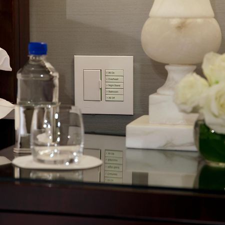 Trump International New York Bagian luar foto A Lutron light switch