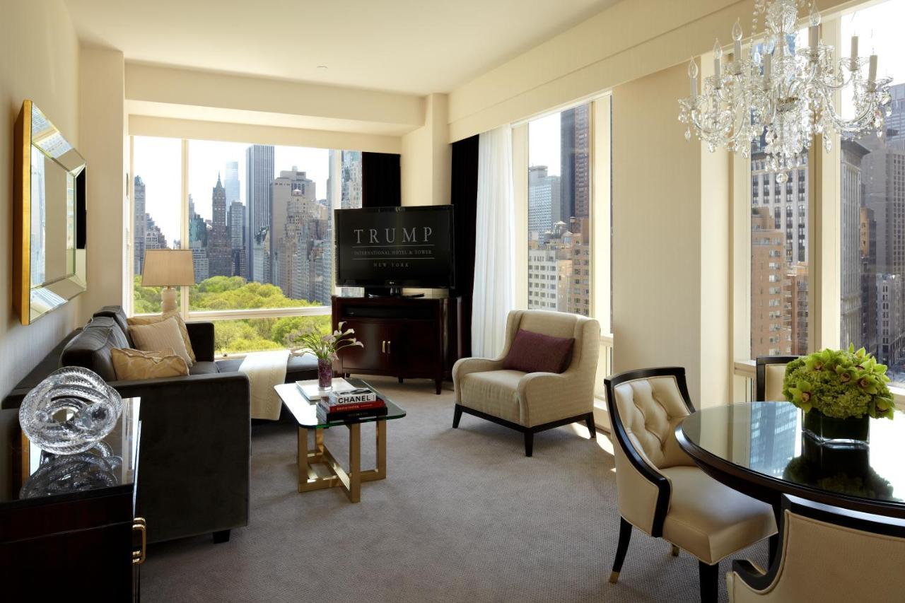 Trump International New York Bagian luar foto A living room at Trump International Hotel and Tower
