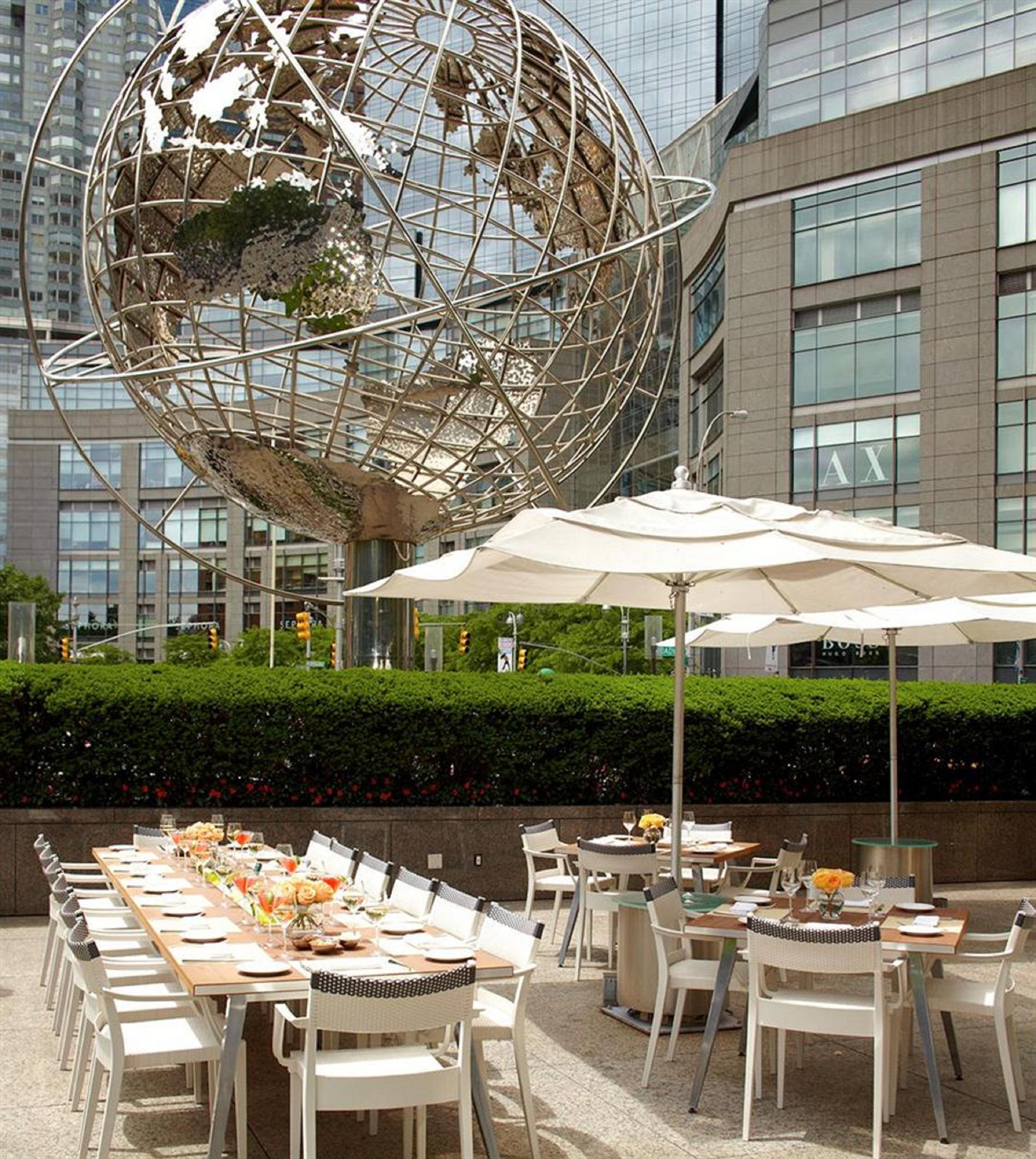 Trump International New York Bagian luar foto The outdoor tables at the restaurant