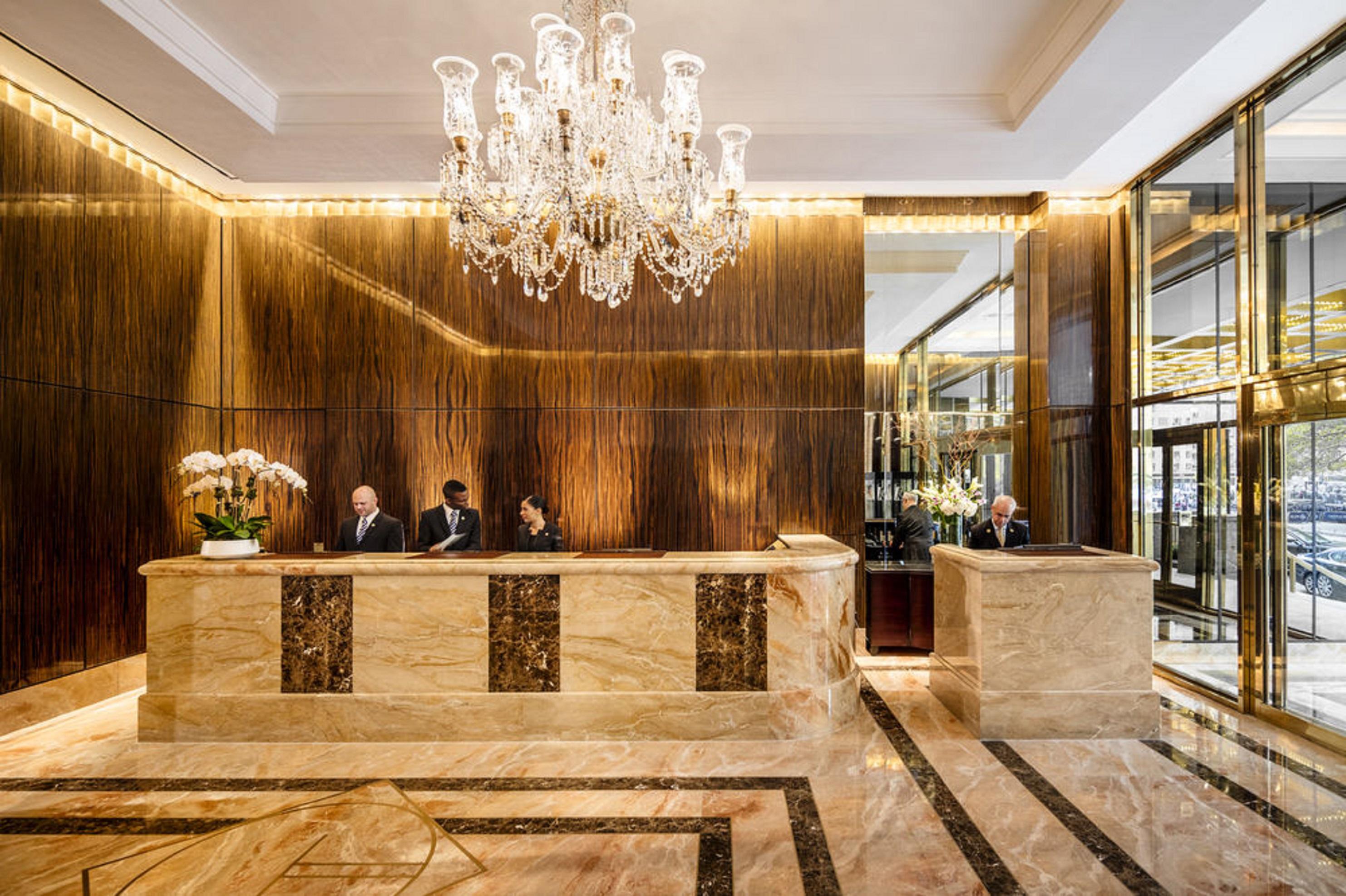 Trump International New York Bagian luar foto The lobby of the Four Seasons Hotel