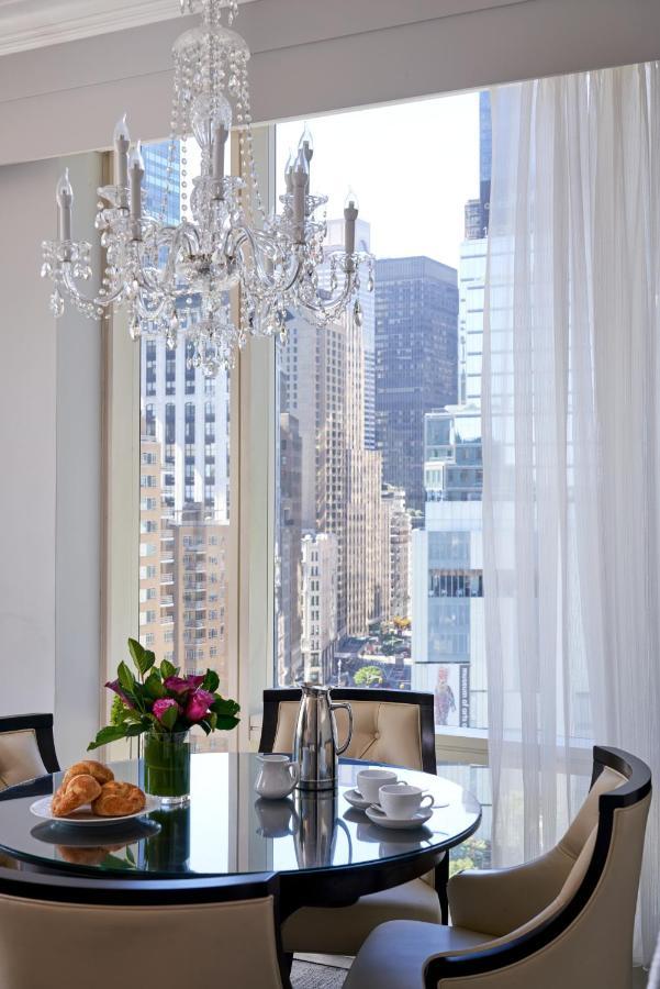 Trump International New York Bagian luar foto A view of the New York City skyline from a suite at the Mandarin Oriental