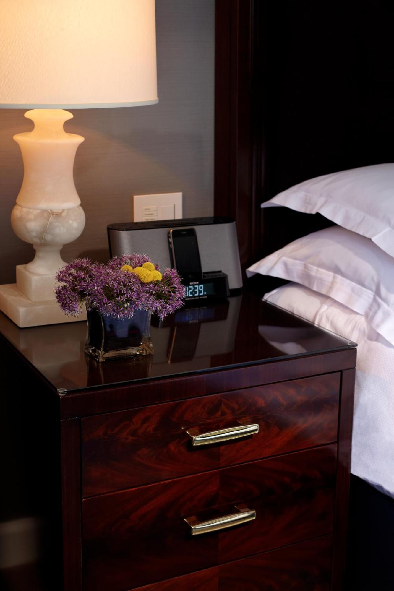 Trump International New York Bagian luar foto The 2010s saw the rise of the "hotel-like" bedroom, with a range of products designed to make the bedroom feel like a hotel room.
