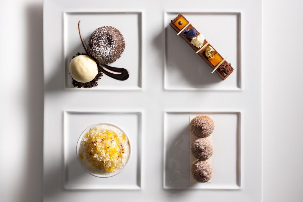 Trump International New York Bagian luar foto Desserts