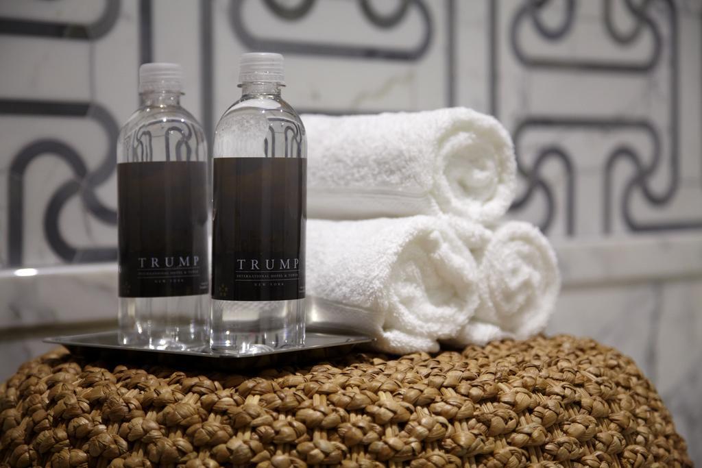 Trump International New York Bagian luar foto Bottled water at Trump International Hotel and Tower, Washington, D.C.
