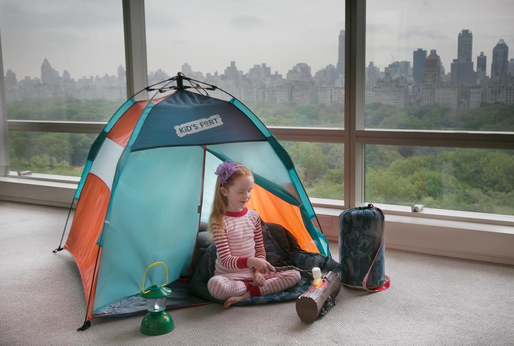Trump International New York Bagian luar foto A child camping indoors